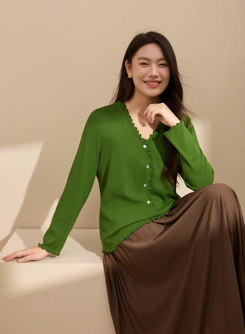 Plus Size Soft Ruffle-Edge V-Neck Knit Top for Women – Fall Lightweight Pullover - Image 7